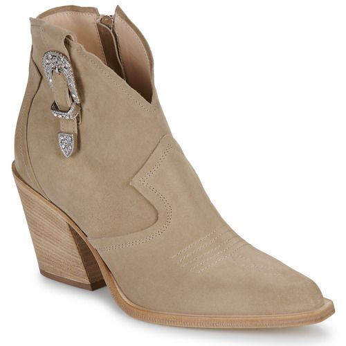 Stivaletti Beige Donna Fru.it - Eleganti e alla moda, questi stivaletti in tonalità beige sono perfetti per ogni occasione. Realizzati con materiali di alta qualità, assicurano comfort e stile. Ideali da abbinare a jeans e vestiti per un look chic e versatile. Aggiungi un tocco di classe al tuo guardaroba con questi stivaletti Fru.it.