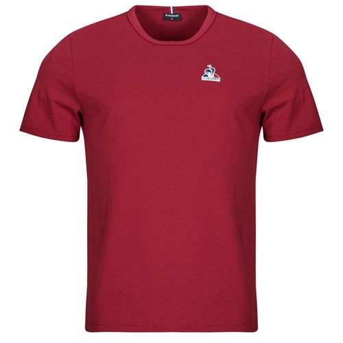 T-shirt maniche corte Uomo Le Coq Sportif ESS TEE SS N°1 M di colore Rosso, modello moderno e sportivo ideale per il tempo libero. Realizzata in cotone di alta qualità, offre comfort e traspirabilità. Perfetta per abbinamenti casual e attività sportive, questa T-shirt è un must-have per gli amanti dello stile sportivo. Scopri la comodità e il design alla moda di Le Coq Sportif.