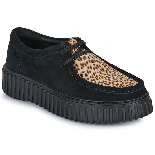 Scarpa Clarks TORHILL BEE Nero Derby Donna, elegante e comoda, ideale per ogni occasione. Design sofisticato e materiali di alta qualità per un look raffinato e alla moda. Perfetta per il lavoro o il tempo libero, offre comfort e stile per la donna moderna.
