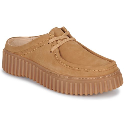 "Clarks TORHILL MULE Ciabatta Donna in pelle nera, elegante e comoda, ideale per il tempo libero e l'uso quotidiano. Soletta imbottita per un comfort ottimale, con design moderno e versatile adatto a ogni outfit. Acquista ora le ciabatte Clarks TORHILL MULE per un look chic e alla moda."
