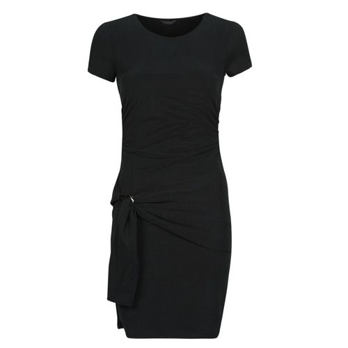 Abito corto donna Guess SS SAMMIE in dettaglio, caratterizzato da un design elegante e alla moda, ideale per occasioni speciali e utilizzi quotidiani. Realizzato con materiali di alta qualità, questo abito presenta una silhouette femminile che valorizza la figura. Perfetto per la stagione primaverile e estiva, può essere abbinato a sandali o tacchi per un look chic. Acquista ora il tuo Guess SS SAMMIE Abito corto Donna per un tocco di stile nel tuo guardaroba.