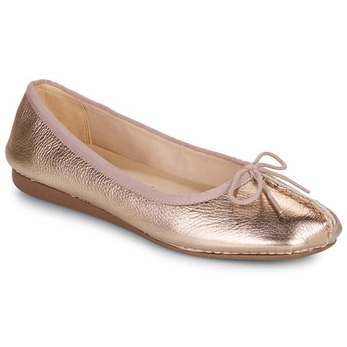 Ballerine Clarks FRECKLE ICE Oro per donna, eleganti e confortevoli, con design raffinato e dettagli in oro. Perfette per ogni occasione, offrono un tocco di stile senza tempo. Acquista ora le Clarks FRECKLE ICE Oro, le ballerine ideali per completare il tuo outfit con classe.