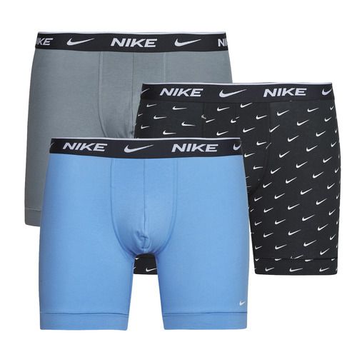 Boxer uomo Nike BOXER BRIEF 3PK multicolore, set di tre boxer comfortevoli e stilosi, ideali per l'abbigliamento quotidiano. Realizzati con materiali di alta qualità, questi boxer offrono supporto e libertà di movimento. L'iconico design Nike è perfetto per chi cerca eleganza e funzionalità.