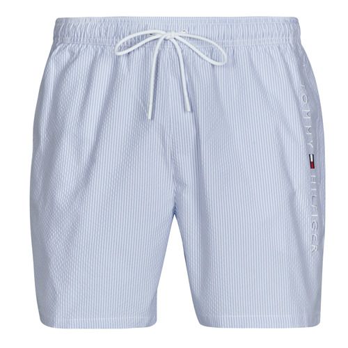 Costume Bermuda da spiaggia uomo Tommy Hilfiger MEDIUM DRAWSTRING Blu, tessuto leggero e traspirante, ideale per l'estate. Design elegante con coulisse regolabile, perfetto per il mare e la piscina. Acquista il tuo costume da bagno Tommy Hilfiger per uno stile unico e alla moda.