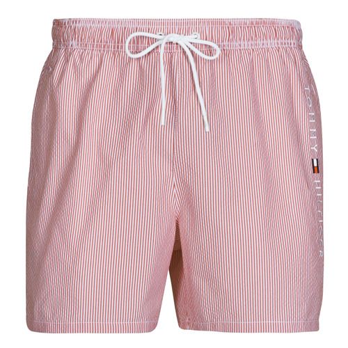 Costume/Bermuda da spiaggia Uomo Tommy Hilfiger MEDIUM DRAWSTRING ITHACA STRIPE in rosa, caratterizzato da una vita con cordoncino e strisce eleganti, ideale per l'estate e le giornate al mare. Acquista il tuo stile con questo must-have per la moda maschile estiva.