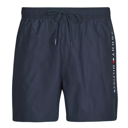 Costume Bermuda da spiaggia Uomo Tommy Hilfiger MEDIUM DRAWSTRING in colore marine, ideale per l'estate. Questo costume da bagno di alta qualità è perfetto per le giornate al mare e per piscine, combinando stile e comfort. Scopri il design elegante e versatile di Tommy Hilfiger, perfetto per ogni occasione estiva.