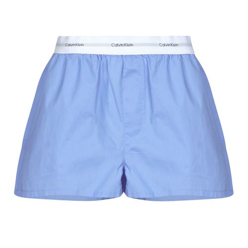 Pigiami Donna Calvin Klein Jeans LOGO WB POPLIN SHORT, eleganti camicie da notte in cotone, perfette per il comfort notturno. Acquista ora il tuo pigiama alla moda per un look rilassato e raffinato. Ideal per la stagione estiva, disponibili in varietà di taglie.