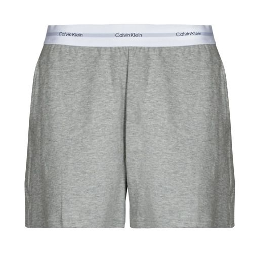 Pigiama corto grigio Donna Calvin Klein Jeans, elegante e comodo per le notti estive. Perfetto per il relax e il riposo, questo modello combina stile e versatilità, ideale per una notte di conforto. Scopri il comfort esclusivo delle camicie da notte Calvin Klein Jeans.
