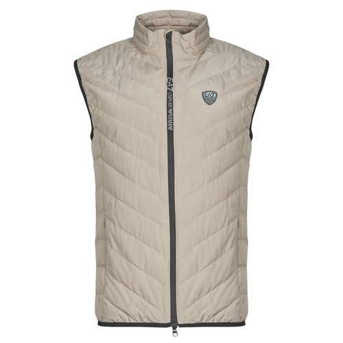 Piumino Uomo Emporio Armani EA7 TRAIN PREMIUM SHIELD DOWN LIGHT VEST 8NPQ02 Beige, elegante e versatile, ideale per l'abbigliamento sportivo e casual. Realizzato con materiali di alta qualità, offre comfort e calore in ogni occasione. Perfetto per outfit invernali, questo giubbotto è un must-have per gli appassionati di moda e sport. Acquista ora il tuo piumino Emporio Armani EA7 e affronta il freddo con stile.