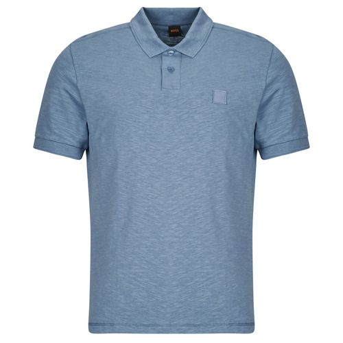 Polo Uomo BOSS Pe linenlogo Blu, elegante e alla moda, perfetta per l'abbigliamento casual. Realizzata in lino leggero per la comodità estiva, questa polo offre un look sofisticato grazie al logo BOSS sul petto. Ideale per outfit giornalieri o occasioni informali. Acquista oggi questa polo esclusiva per un tocco di stile nel tuo guardaroba.
