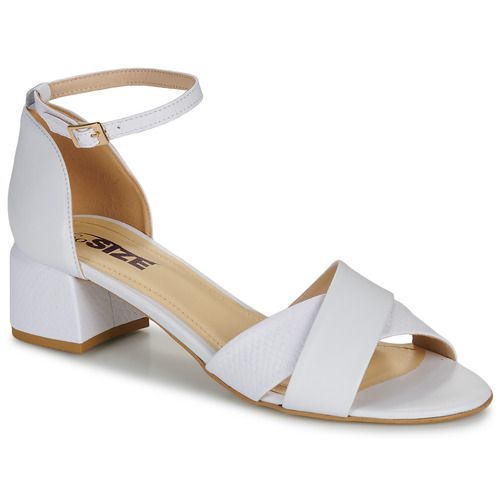 Sandali MAELA Bianco per donna, eleganti e versatili, ideali per ogni occasione estiva, realizzati in materiali di alta qualità per un comfort duraturo. Design raffinato con dettagli alla moda che si abbina facilmente a qualsiasi outfit. Perfetti per passeggiate, eventi casual o serate estive. Acquista i sandali MAELA Bianco e aggiungi un tocco di stile al tuo guardaroba!