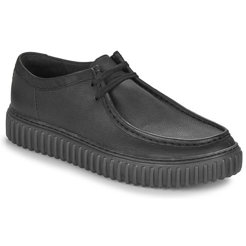 Scarpe uomo Clarks TORHILL LO Nero Derby, eleganti e comode, perfette per ogni occasione. Realizzate in materiali di alta qualità, queste scarpe offrono un ottimo supporto e un design alla moda. Ideali per l'ufficio o per un'uscita informale, un must-have nel guardaroba maschile.