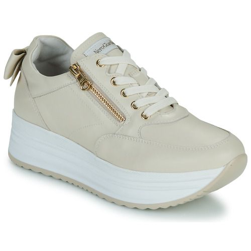 Sneakers basse NeroGiardini E506371D beige per donna, comode e stilose, ideali per look casual e quotidiani. Perfette per ogni stagione, queste scarpe offrono qualità e design distintivo, rendendole un must-have per ogni guardaroba femminile. Acquista ora le tue nuove sneakers NeroGiardini!