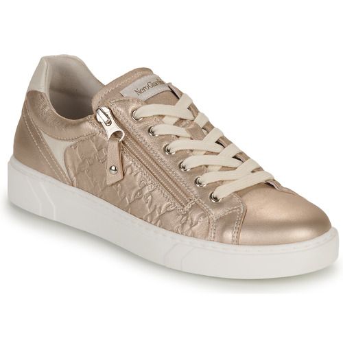 Sneakers basse Donna NeroGiardini E513002D Oro - Eleganti e alla moda, queste sneakers in oro offrono comfort e stile per ogni occasione. Perfette per il tempo libero e adatte per completare ogni outfit trendy. Scegli il tuo paio di sneakers basse NeroGiardini E513002D Oro per un look unico e sofisticato.