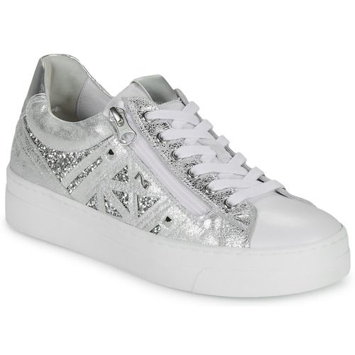 Sneakers basse Argento NeroGiardini E513010D per donna, eleganti e alla moda, perfette per completare ogni outfit. Design raffinato con dettagli lucenti, ideali per il tempo libero e le occasioni informali. Acquista ora le tue scarpe da donna NeroGiardini E513010D per un tocco di stile e comfort.