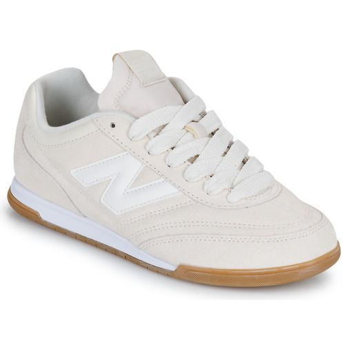 Sneakers basse New Balance RC42 Donna in colore bianco e nero, design elegante e sportivo, con dettagli moderni. Ideali per un look casual e alla moda, queste scarpe offrono comfort e stile per ogni occasione. Perfette per gli amanti della moda e del fitness.