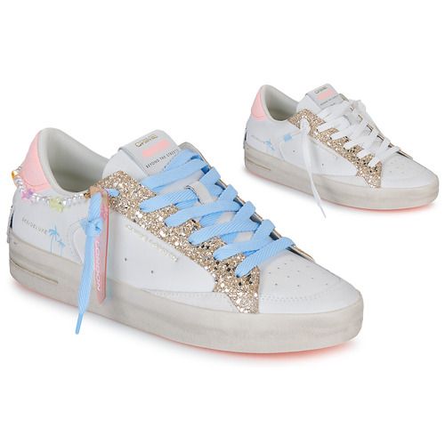 Sneakers basse Crime London SK8 DELUXE Donna in pelle bianca con dettagli blck. Design elegante e moderno, perfette per un look casual-chic, ideali per ogni occasione. Comode e trendy, queste sneakers sono l'accessorio perfetto per completare il tuo outfit. Acquista ora le Crime London SK8 DELUXE e aggiungi un tocco di stile al tuo guardaroba!