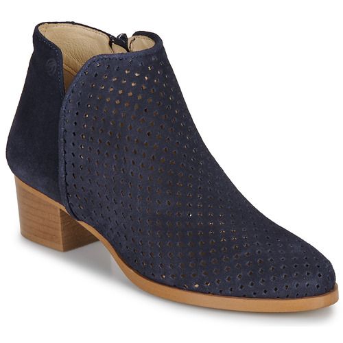 Stivaletti Donna Betty London ALINE in suede grigio, con tacco elegante, punta affusolata e chiusura con zip laterale. Perfetti per outfit casual e formali, ideali per la stagione autunnale e invernale. Stivaletti alla moda per donne alla ricerca di comfort e stile.