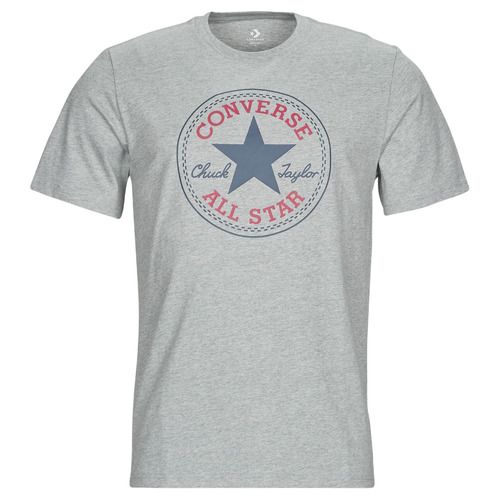 T-shirt da uomo Converse GO-TO ALL STAR PATCH LOGO in grigio, maniche corte, perfetta per un look casual e trendy. Realizzata con materiali di alta qualità, questa maglietta è ideale per gli amanti dello stile urbano. Scopri il comfort e la versatilità della T-shirt Converse, un must-have per il tuo guardaroba.