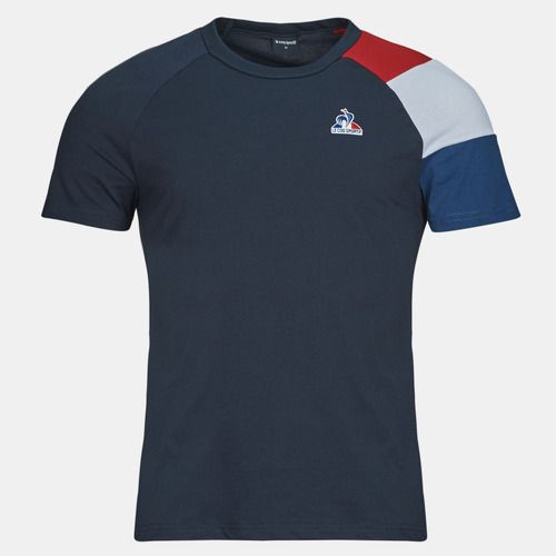 T-shirt maniche corte Uomo Le Coq Sportif BAT SP TEE SS N°1 M in colore Marine, ideale per uno stile casual e alla moda. Realizzata in materiale di alta qualità, offre comfort e versatilità per ogni occasione. Perfetta per completare il tuo look estivo, questa t-shirt è un must-have nel tuo guardaroba. Scopri il perfetto equilibrio tra stile e performance con Le Coq Sportif.