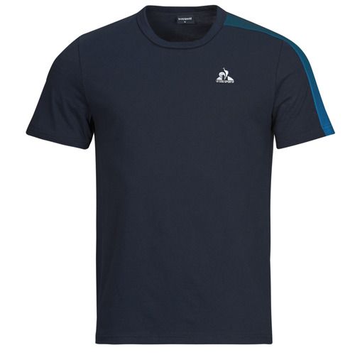 T-shirt maniche corte da uomo Le Coq Sportif HERITAGE SP TEE SS N°2 M in colore Marine, ideale per il tempo libero e per un look sportivo. Realizzata con materiali di alta qualità, questa maglietta offre comfort e stile. Perfetta da abbinare a jeans o pantaloni casual, è un must-have per gli uomini che amano il marchio Le Coq Sportif e cercano un'ottima combinazione di eleganza e funzionalità. Disponibile online per gli amanti della moda maschile.