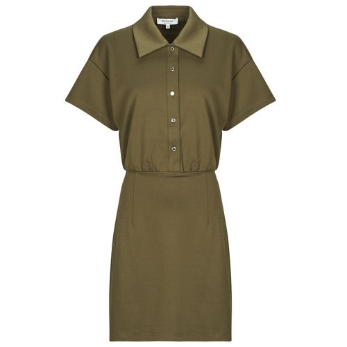 Abito corto Donna Morgan RINOL in elegante tessuto, caratterizzato da un design sofisticato e alla moda. Perfetto per occasioni speciali, questo vestito mette in risalto la silhouette femminile ed è ideale per la stagione primaverile ed estiva. Disponibile in diverse taglie, offre comfort e stile in ogni momento, rendendolo un must-have nel guardaroba. Acquista ora l'Abito corto Donna Morgan RINOL per un look chic e trendy.