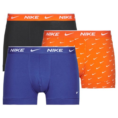 Boxer uomo Nike TRUNK 3PK multicolore, confezione da tre, realizzati in cotone morbido per massimo comfort. Design moderno e alla moda, perfetto per l'uso quotidiano. Ideali per un look sportivo e versatile, questi boxer sono un must-have nel guardaroba maschile. Acquista ora i boxer Nike TRUNK 3PK multicolore per uno stile unico e alla moda.