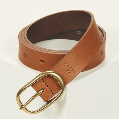 "Cintura Donna Levis CHARLIE BELT REGULAR Marrone, elegante e versatile, perfetta per completare ogni outfit. Acquista ora la cintura Levis, un accessorio indispensabile per ogni donna attenta allo stile."