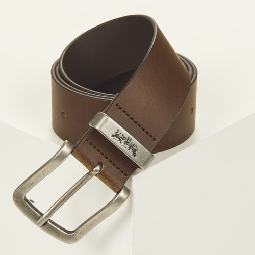 Cintura Uomo Levis METAL TWO HORSE KEEPER BELT Marrone, elegante e resistente, ideale per completare ogni outfit. Realizzata in pelle di alta qualità, offre stile e durabilità. Perfetta per l'uomo moderno che cerca accessori di moda pratici e raffinati.