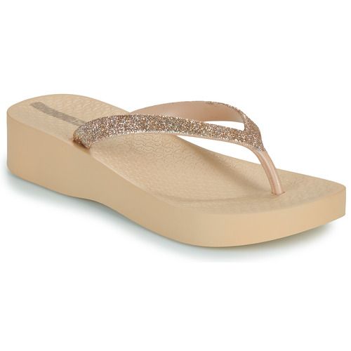 Infradito Donna Ipanema MESH CHIC PLAT FEM Beige, eleganti e comode, perfette per l'estate. Queste ciabatte dal design moderno sono ideali per il mare e il tempo libero. Realizzate con materiali di alta qualità, offrono comfort e stile, rendendole un accessorio indispensabile per ogni outfit estivo. Scopri la combinazione perfetta di moda e comodità con le infradito Ipanema.