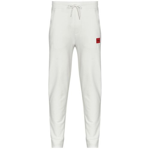 Pantaloni sportivi uomo HUGO Doak212 in bianco, ideali per il tempo libero e gli allenamenti. Realizzati con materiali di alta qualità per garantire comfort e stile, questi pantaloni sportivi sono perfetti per un look casual e sportivo. Acquista ora i pantaloni HUGO Doak212 e aggiungi un tocco di eleganza al tuo guardaroba.