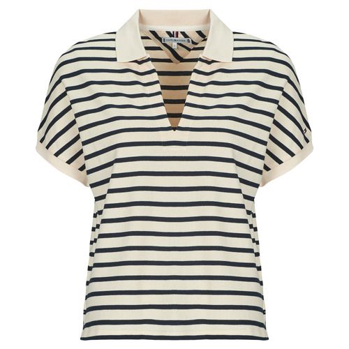 Polo Donna Tommy Hilfiger LYOCELL OPEN-NK RELAXED POLO SS Bianco, realizzata in morbido tessuto lyocell, design elegante con scollatura aperta, ideale per look casual e alla moda, perfetta per la stagione estiva. Acquista ora la tua polo Tommy Hilfiger per uno stile versatile e comfort imbattibile.
