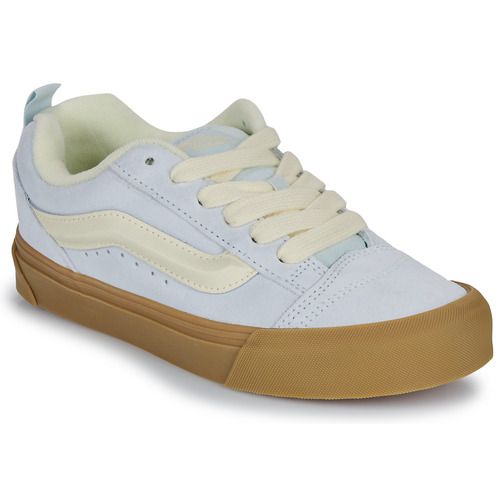 Sneakers basse Vans Knu Skool Blu per donna, eleganti e alla moda, ideali per un look casual e trendy. Perfette per ogni stagione, queste scarpe offrono comfort e stile, rendendole un must-have per gli amanti della moda e dello streetwear. Acquista ora le Vans Knu Skool Blu e completa il tuo outfit con un tocco unico.