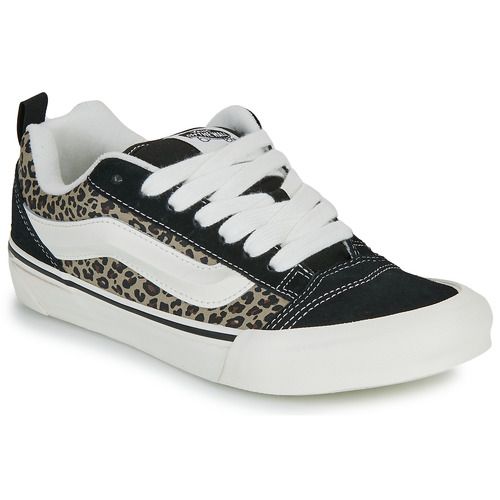 Sneakers basse Vans Knu Skool Nero per donna, modello elegante e sportivo, perfetto per un look casual e alla moda. Queste scarpe offrono comfort e stile, ideali per ogni occasione. La combinazione di design classico e dettagli moderni le rende un must-have nel guardaroba di ogni amante delle sneakers.