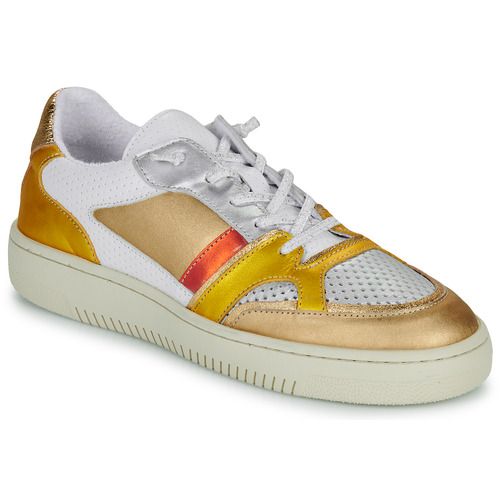 Sneakers basse Donna Regard LISA in pelle bianca, design elegante e moderno, con dettagli in tessuto e suola leggera. Ideali per un look casual-chic, perfette per ogni occasione. Acquista le sneakers LISA per un comfort straordinario e stile senza tempo.
