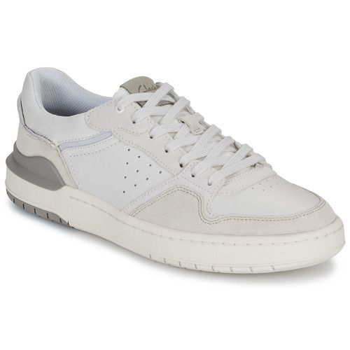 Sneakers uomo Clarks COURTLITE 2 LO Bianco, modello elegante e comodo, ideale per un look casual. Scarpe sportive progettate per il massimo comfort e traspirabilità, perfette per le tue giornate attive. Acquista ora le Clarks COURTLITE 2 LO Bianco e aggiungi stile al tuo guardaroba.