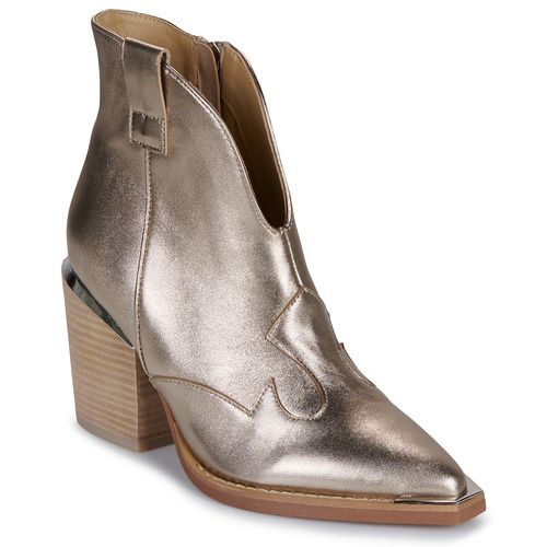 Stivaletti Donna ALMA EN PENA V250105 Oro: eleganti stivaletti in pelle con design sofisticato, tacco medio, perfetti per ogni occasione. Ideali per il tuo guardaroba, garantiscono comfort e stile. Acquista ora gli stivaletti dorati V250105 di ALMA EN PENA.