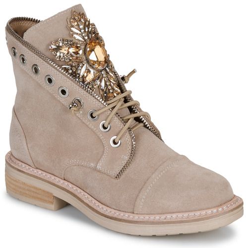 Stivaletti Donna ALMA EN PENA V250150 in Beige, eleganti e alla moda, perfetti per ogni occasione. Realizzati con materiali di alta qualità, offrono comfort e stile. Ideali per completare il tuo look invernale, questi stivaletti sono un must-have per ogni amante della moda. Acquista ora per un tocco di classe nel tuo guardaroba!