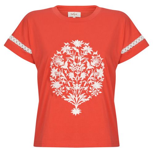 T-shirt Derhy ZIBELINE TEE SHIRT Arancio maniche corte per donna, ideale per un look casual e alla moda. Realizzata in tessuto leggero, questa maglietta in arancio vivace è perfetta per la primavera e l'estate, facilmente abbinabile a jeans o pantaloni. Scopri il comfort e lo stile con la T-shirt Derhy, un must-have nel tuo guardaroba.