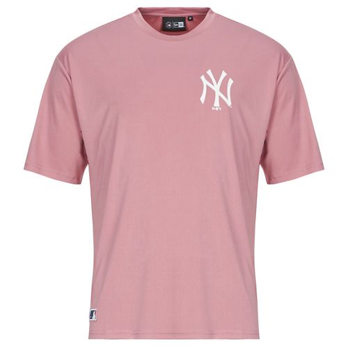 T-shirt maniche corte Uomo New Era LEAGUE ESSENTIALS TEE NEW YORK YANKEES in rosa, perfetta per gli appassionati di baseball e moda. Realizzata con materiali di alta qualità, questa t-shirt unisce comfort e stile, aggiungendo un tocco fashion al tuo guardaroba. Ideale per ogni occasione casual, mostra il tuo supporto ai New York Yankees con questa elegante maglietta. Disponibile ora per un look sportivo e trendy.