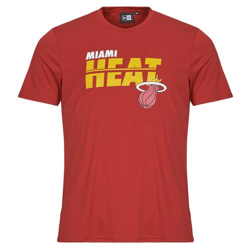 T-shirt Uomo New Era NBA ESSENTIALS TEE MIAMI HEAT Rosso, maniche corte, perfetta per i fan della squadra. Stile elegante e casual, ideale per il tempo libero e per le partite. Realizzata con materiali di alta qualità per garantire comfort e durata. Disponibile in diverse taglie. Aggiungi un tocco di streetwear al tuo guardaroba con questa t-shirt ufficiale NBA.