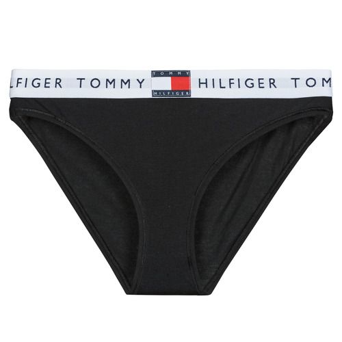 "Modello elegante di tanga CLASSIC BIKINI Nero per donna di Tommy Hilfiger. Questo lingerie lussuoso è perfetto per chi cerca comfort e stile. Realizzato con materiali di alta qualità, il tanga offre una vestibilità impeccabile e un design moderno, ideale per ogni occasione. Aggiungi un tocco di classe al tuo guardaroba con il tanga Tommy Hilfiger CLASSIC BIKINI Nero."