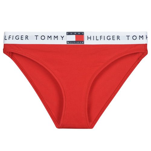 Costume da bagno Tommy Hilfiger CLASSIC BIKINI Rosso Tanga Donna, elegante e stiloso, perfetto per l'estate. Tessuto di alta qualità, design iconico, ideale per la spiaggia o la piscina. Disponibile in diverse taglie, offre comfort e supporto. Acquista ora per un look trendy e sofisticato!