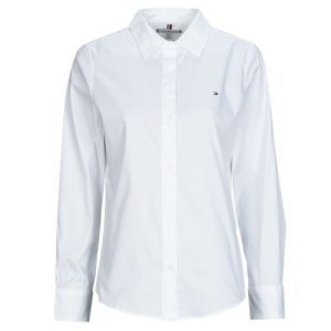 Camicia donna Tommy Hilfiger ESS POPLIN REGULAR SHIRT in bianco, caratterizzata da un design elegante e versatile, ideale per ogni occasione. Realizzata in tessuto poplin di alta qualità, offre comfort e stile. Perfetta per abbinamenti casual o formali, questa camicia è un must-have nel guardaroba femminile. Scopri l'eleganza senza tempo di Tommy Hilfiger con la ESS POPLIN REGULAR SHIRT.