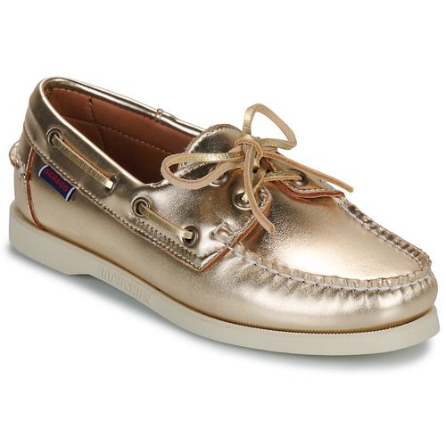 Scarpa da barca donna Sebago DOCKSIDES PORTLAND MET W in color oro, elegante e versatile, ideale per le giornate estive in mare o in città. Design classico e materiali di alta qualità garantiscono comfort e stile. Perfetta per ogni occasione, dalla passeggiata al beach club. Aggiungi un tocco di raffinatezza al tuo outfit con queste scarpe da barca di tendenza.
