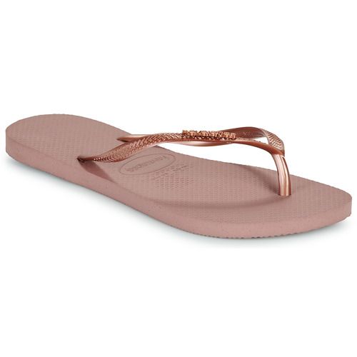 Infradito Havaianas SLIM LOGO METALLIC Donna in elegante design con logo metallico, perfette per l'estate. Comode e trendy, queste infradito offrono comfort e stile per ogni occasione. Ideali per la spiaggia, le passeggiate e il tempo libero. Disponibili in diverse taglie, rappresentano l'accessorio indispensabile per ogni guardaroba estivo. Acquista ora le tue Havaianas SLIM LOGO METALLIC e aggiungi un tocco di moda al tuo look estivo!