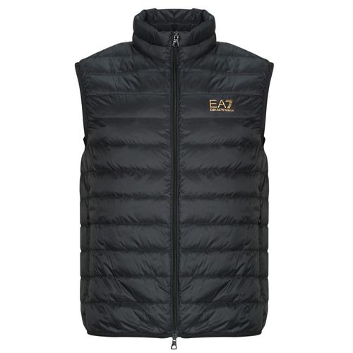 Piumino Uomo Emporio Armani EA7 TRAIN CORE ID DOWN LIGHT VEST CC 8NPQ06 Nero, un elegante gilet in piuma progettato per la massima leggerezza e calore. Perfetto per attività sportive e casual, questo gilet è un must-have per gli amanti della moda. Realizzato con materiali di alta qualità, offre comfort e stile in ogni occasione. Acquista ora il tuo gilet Emporio Armani EA7 per un look sofisticato e sportivo.