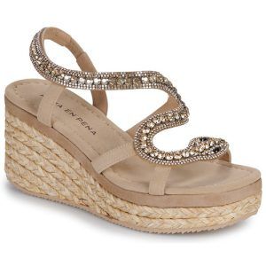 Sandali Donna ALMA EN PENA V251359 in beige, eleganti e comodi, perfetti per occasioni estive. Ideali per completare il tuo outfit e aggiungere un tocco di stile. Scopri il comfort e la qualità di questi sandali, perfetti per passeggiate e eventi casual.