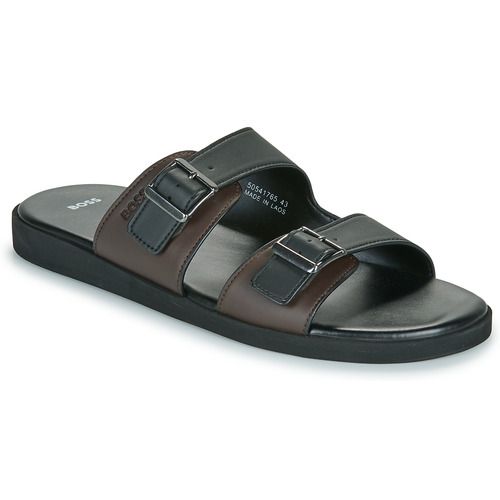 Ciabatta Uomo BOSS Darrel Sand bkpu Nero, elegante e confortevole, perfetta per l'estate. Design moderno e materiali di alta qualità, ideale per l'uso quotidiano. Scarpe BOSS, il miglior accessorio per un look casual e raffinato. Disponibile ora su Outlet Scarpe Online.