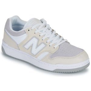 Sneakers basse New Balance 480 Donna in beige, ideali per uno stile casual e comfort quotidiano. Queste scarpe offrono un design elegante e sportivo, perfette per ogni occasione. Con suola in gomma per un'ottima aderenza e supporto, sono la scelta perfetta per le donne attive. Aggiungi un tocco di stile al tuo guardaroba con le New Balance 480.